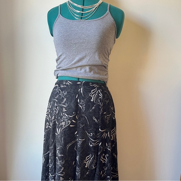 Lee Dresses & Skirts - Lee black & white paisley midi skirt